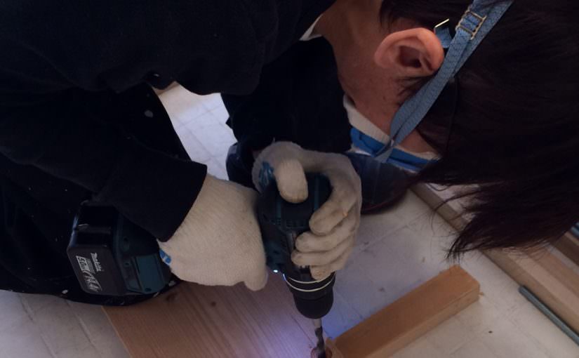 木材に孔開け作業