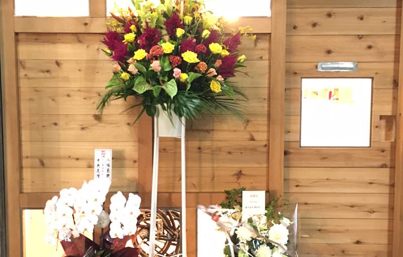 お店の前に花を飾る